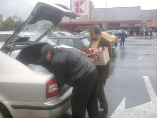 Organizaţia Judeţeană a PP-DD a mers la romii din Eforie cu ajutoare - VIDEO